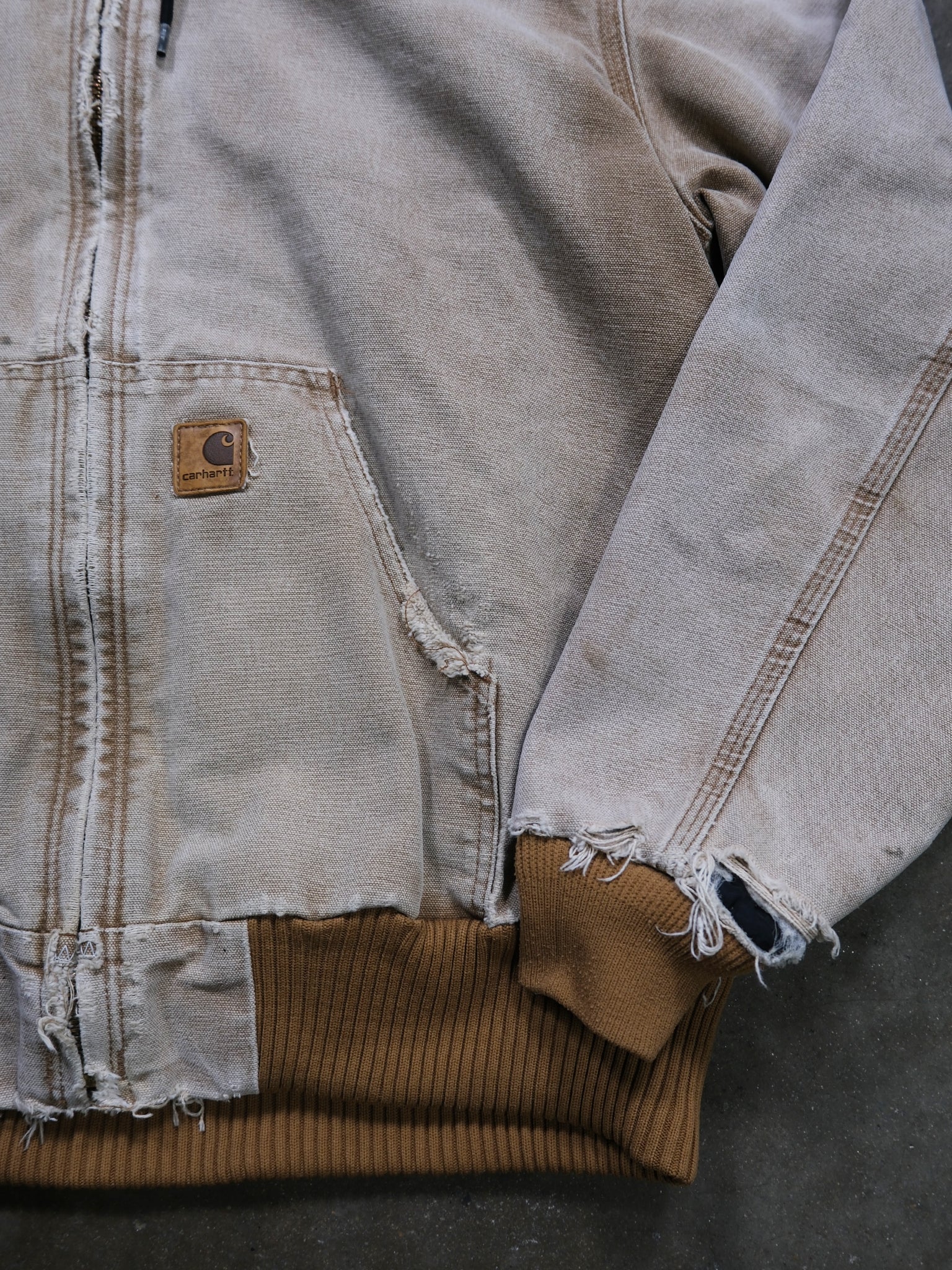 VINTAGE SANDSTONE DISTRESSED CARHARTT HOODED JACKET